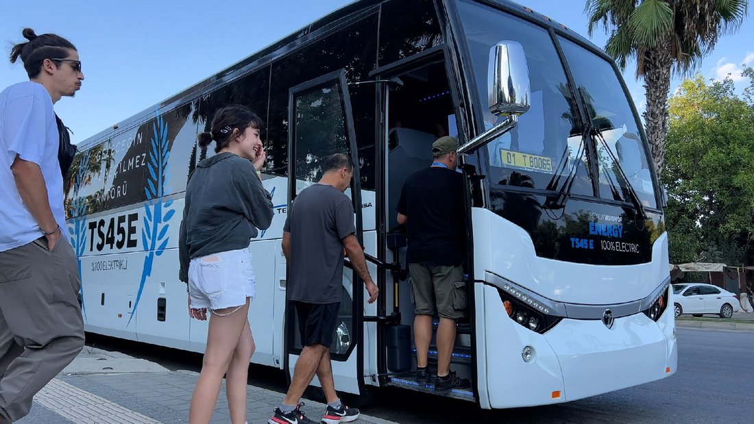 TEMSA, Adana Büyükşehir Belediyesi tarafından her yıl geleneksel olarak düzenlenen Adana Altın Koza Film Festivali’nin ulaşım sponsorluğunu üstlendi. Sürdürülebilirlik odaklı çalışmalarıyla, dünyada hızla yaygınlaşan elektrikli araçların Türkiye’de ve yurt dışında öncülüğünü yapan TEMSA tarafından organizasyon ekibine tahsis edilen MD9 ElectriCITY ve TS 45E model araçlar, sanatçıların ve gazetecilerin ulaşımları için kullanıldı.   TEMSA’nın elektrikli ürün gamında yer alan en küçük araç olan MD9 ElectriCITY, TEMSA tarihinde yurt dışına ihraç edilen ilk elektrikli model olma unvanına sahip. Söz konusu araçlar bugün İsveç ve Litvanya’da aktif olarak kullanılırken, organizasyon komitesine tahsis edilen diğer bir araç olan TS 45E ise Kuzey Amerika pazarı için özel olarak geliştirildi. Silikon Vadisi’nde iki yıl süren testleri başarıyla tamamlayan aracın lansmanı geçtiğimiz aylarda ABD’de gerçekleştirilmişti.  “BU DESTEK, ADANAMIZ İÇİN DUYDUĞUMUZ ORTAK SEVGİNİN BİR GÖSTERGESİ”  Konuyla ilgili değerlendirmelerde bulunan TEMSA Ar-Ge ve Teknolojiden Sorumlu Genel Müdür Yardımcısı Caner Sevginer, TEMSA olarak Adana Altın Koza Film Festivali’nin destekçileri arasında yer almaktan büyük mutluluk duyduklarını ifade ederken, “Bu iş birliği aslında ülkemiz ve Adanamız için duyduğumuz ortak sevginin de bir göstergesi. Adana’da ürettiği araçlarını ve Türk teknolojisini dünyanın 70’e yakın ülkesine ihraç eden bir şirket olarak; uluslararası düzeyde kabul görmüş, bir anlamda Adana’nın küresel arenada kültür elçiliğine soyunmuş bu kıymetli organizasyona, yeni nesil araçlarımızla değer katmak istedik. Umuyoruz ki sürdürülebilir geleceğe hizmet eden elektrikli araçlarımız, bu organizasyonun amacına, Adanamızın kalkınmasına bir nebze de olsa ışık tutar” ifadelerini kullandı.